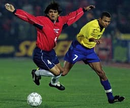 Amoroso disputa bola na derrota do Brasil para o Chile em 2000 (Foto: AFP)