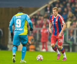 Anthony Ujah e Holger Badstuber - Bundesliga: Bayern de Munique x Colônia (Foto: Guenter Schiffmann/AFP)