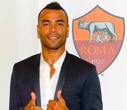 Apresentação do Ashley Cole na Roma (Foto: Reprodução)