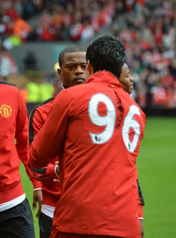 Suárez e Evra - (Foto: Paul Ellis/AFP)