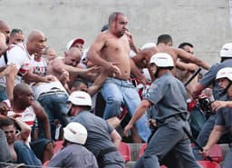 São Paulo x Corinthians - Briga Torcida SP e PM (Foto: Miguel Schincariol/ LANCE!Press)