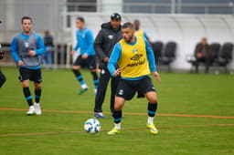 Sob o comando de Roger, Edinho "ressurgiu" para o futebol (Foto: Lucas Uebel/Grêmio)