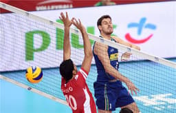 Bruninho disputa bola com Nabil durante a partida (Foto: FIVB)