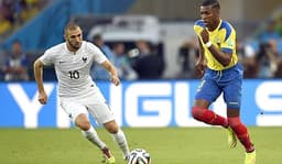 Equador x França - Benzema e Erazo (Foto: Odd Andersen/AFP)