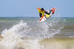 Gabriel Medina durante a disputa da etapa de Peniche do WCT de surfe (Foto: Divulgação)