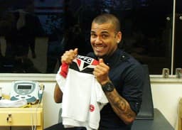 Daniel Alves visita o CT do São Paulo (Foto: Divulgação/SPFC)