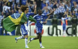 David Luiz e Ramires comemoram título inédito do Chelsea (Foto: Odd Andersen/AFP)