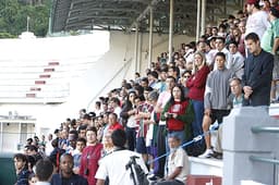 Torcida do Fluminense comparece às Laranjeiras no primeiro treino de Abel (Foto: Wagner Meier)