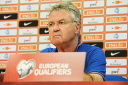 Guus Hiddink - Coletiva (Foto: Michal Cizek/ AFP)