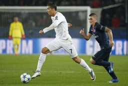 Real Madrid e PSG lideram tranquilamente o grupo A, com 7 pontos cada. São também as únicas equipes que ainda não sofreram gols (AFP PHOTO / THOMAS SAMSON)