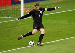 Van der Sar marcou época no Ajax, Juventus, Manchester United e seleção da Holanda (Foto: LEON NEAL / AFP)