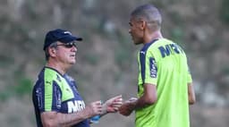 Leonardo Silva e Levir Culpi (Foto: Bruno Cantini/CAM)