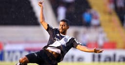 Zagueiro da Ponte Preta, Renato Chavez, durante jogo pelo Campeonato Brasileiro (Foto: Thiago Calil / Agência Botafogo)