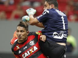 Paolo Guerrero e Diego Oliveira disputam pela bola (Foto: Gilvan de Souza / Flamengo)