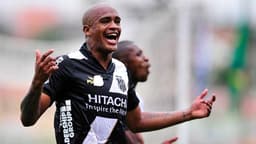 Alexandro, atacante da Ponte Preta comemora gol durante do Campeonato Brasileiro (Foto: Helio Suenaga /  Gazeta Press)