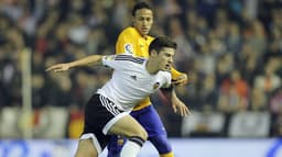 HOME - Valencia x Barcelona - Campeonato Espanhol - Neymar e Santi Mina (Foto: Jose Jordan/AFP)