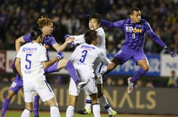 Douglas é o único brasileiro do Sanfrecce Hiroshima (Foto: Jiji Press / AFP)