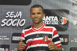 Vitor quer ganhar o dobro para ficar no Santa Cruz, mas diretoria não parece disposta a pagar (Foto: Divulgação)