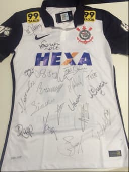 Camisa do Corinthians enviada ao surfista Mineirinho (Foto: Divulgação)