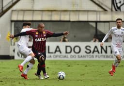 Walter em ação com a camisa do Furacão (Foto: Gustavo Oliveira/Site Oficial)