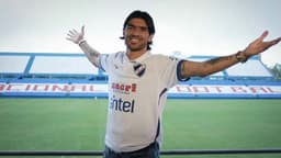 Relembre os 20 clubes já defendidos por Loco Abreu. Ele vem de sua 4ª passagem pelo Nacional (2001 / 04 a 05 / 13 / 15)