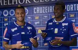 Rafael Silva e Douglas Coutinho são apresentados de forma oficial