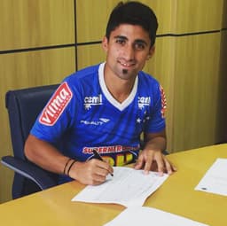 Matías Pisano assina por três anos no Cruzeiro (Foto: Instagram / Cruzeiro)