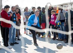 Thomas Bach encontrou refugiados nesta quinta-feira em Atenas, na Grécia (Foto: IOC/Ian Jones)