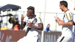 Riasco comemora em um dos gols do Vasco