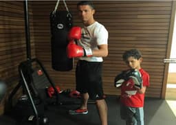 Cristiano Ronaldo treina boxe com o filho