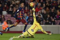 Para fechar a goleada, Neymar marcou um belo gol por cobertura