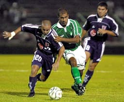 Na estreia do Palmeiras na Libertadores de 2001, vitória por 2 a 1 sobre o Universidad de Chile no Parque Antartica