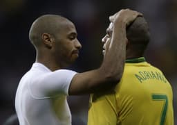 O francês Henry consola Adriano após a França eliminar o Brasil na Copa do Mundo de 2006