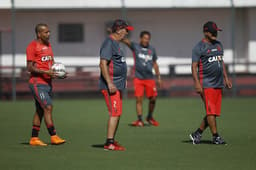 Sheik participou normalmente do treino deste sábado, na Gávea (Foto: Gilvan de Souza/Flamengo)