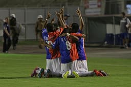 Atletas do Paraná comemoram o gol da virada contra o Toledo