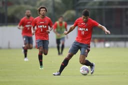 Ederson treinou normalmente e está inscrito no Carioca (Foto: Gilvan de Souza/Flamengo)