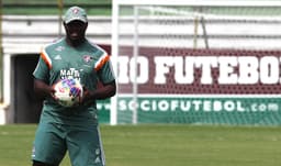 O auxiliar-técnico Marcão ditou os trabalhos nesta sexta-feira nas Laranjeiras (Foto: Nelson Perez/Fluminense)