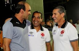 Ricardo Gomes conversa com Jorginho e Zinho (Foto: Paulo Fernandes/Vasco.com.br)