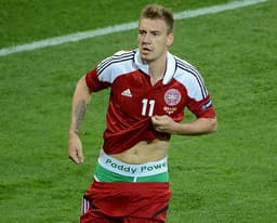 Nicklas Bendtner foi multado por estampar uma marca de cueca durante uma comemoração de gol (Foto: AFP)