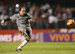 Rogério Ceni é o jogador que mais converteu pênaltis na história da Copa Libertadores. Foram nove gols desta forma marcados pelo ex-goleiro do São Paulo