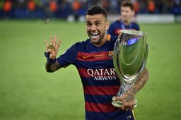 Daniel Alves comemorando vitória do Barcelona (Foto: AFP/Kirill Kudryavtsev)