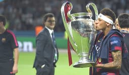 Barcelona x Juventus - Liga dos Campeões - Neymar com taça (Foto: Patrik Stollarz/AFP)