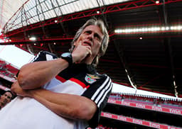 Jorge Jesus acompanha o aquecimento dos jogadores do Benfica antes do jogo (Foto: Pedro Nunes/AFP)