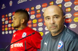 Coletiva do Vidal e Sampaoli (Foto: Claudio Reyes/AFP)