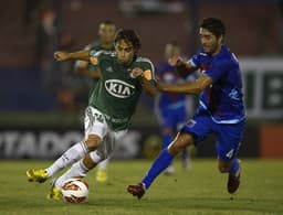 Nesta terça-feira, às 19h30, em Buenos Aires, o Palmeiras enfrenta o San Lorenzo, pela terceira rodada do Grupo F da Libertadores. Será 15º jogo do clube contra argentinos pela principal competição do continente neste século, com um retrospecto ligeiramente positivo para o Verdão: quatro vitórias, oito empates e duas derrotas, com 22 gols feitos e 17 sofridos. Confira abaixo todas partidas já realizadas diante de times do país (inclusive o duelo diante do Tigre, em 2013, com Valdivia ainda no clube):<br>