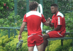 Lugano e Michel Bastos conversam no CT do São Paulo