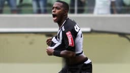 Robinho brilhou no duelo contra Tombense