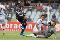 Alan Mineiro fez estreia oficial pelo Corinthians contra o Santos (Foto: Daniel Augusto Jr)