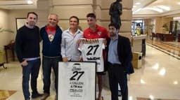 Calleri, do São Paulo, recebe placa do All Boys. Foto: Marcio Porto