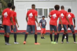 Hora de corrigir os erros! Muricy observa treino do Flamengo (Gilvan de Souza/Flamengo)